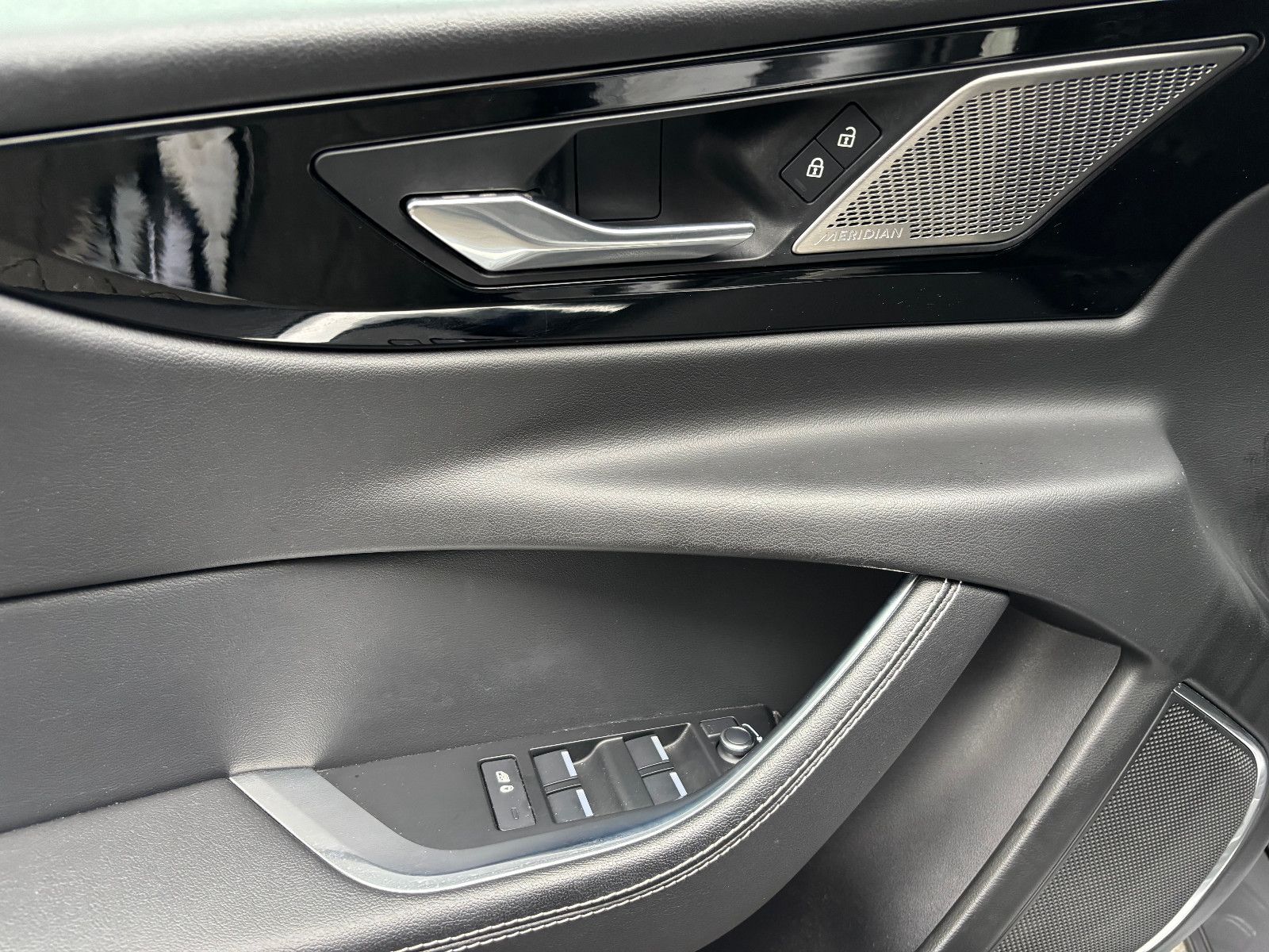 Fahrzeugabbildung Jaguar XE R-Dynamic Black/360''KAM/PANO/EXCLUSIV/MERIDI