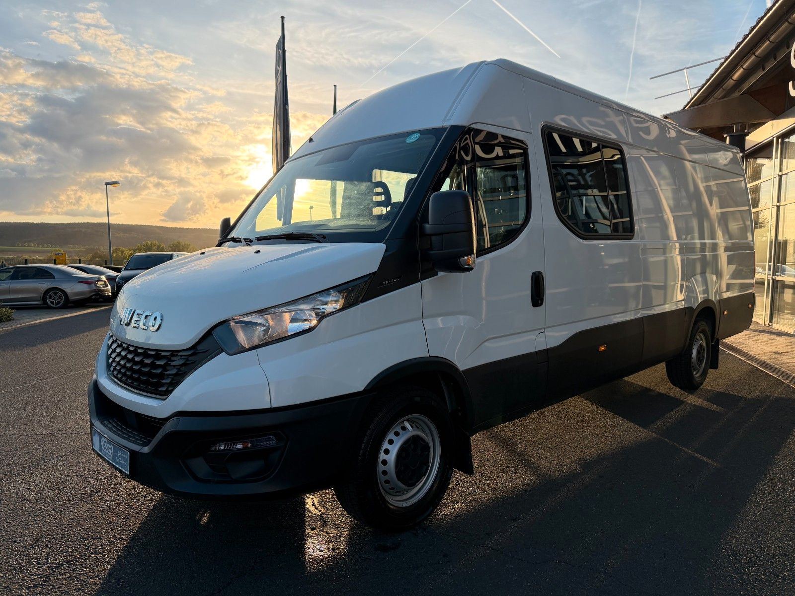 Fahrzeugabbildung Iveco Daily 35S14H CRV , Crewcab, 7-Sitze, Klima