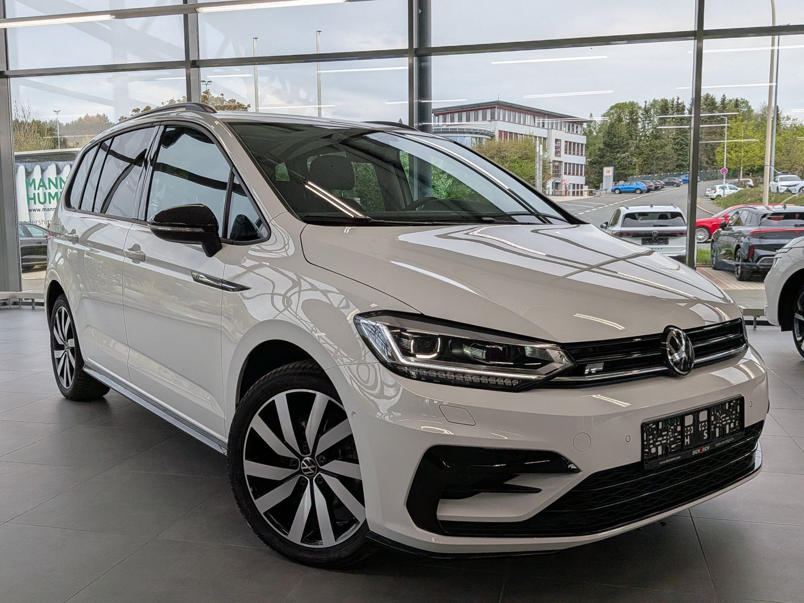 Fahrzeugabbildung Volkswagen Touran 2.0 DSG R-Line High Pano 7-Si IQ AHK VOLL