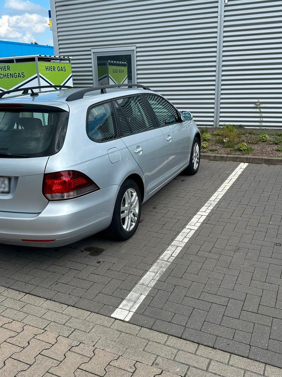 Volkswagen Golf 2011 — rear view