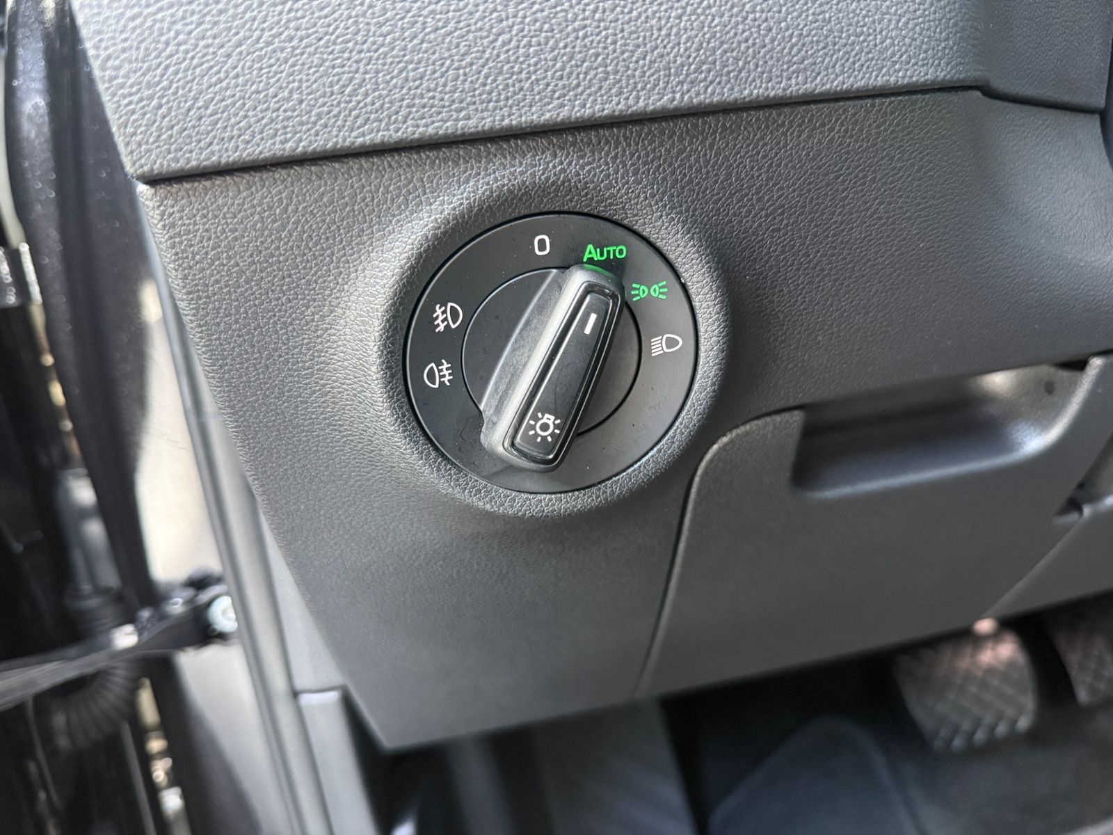 Fahrzeugabbildung SKODA KAROQ 1.5 TSI DSG AHK AMB LED NAVI