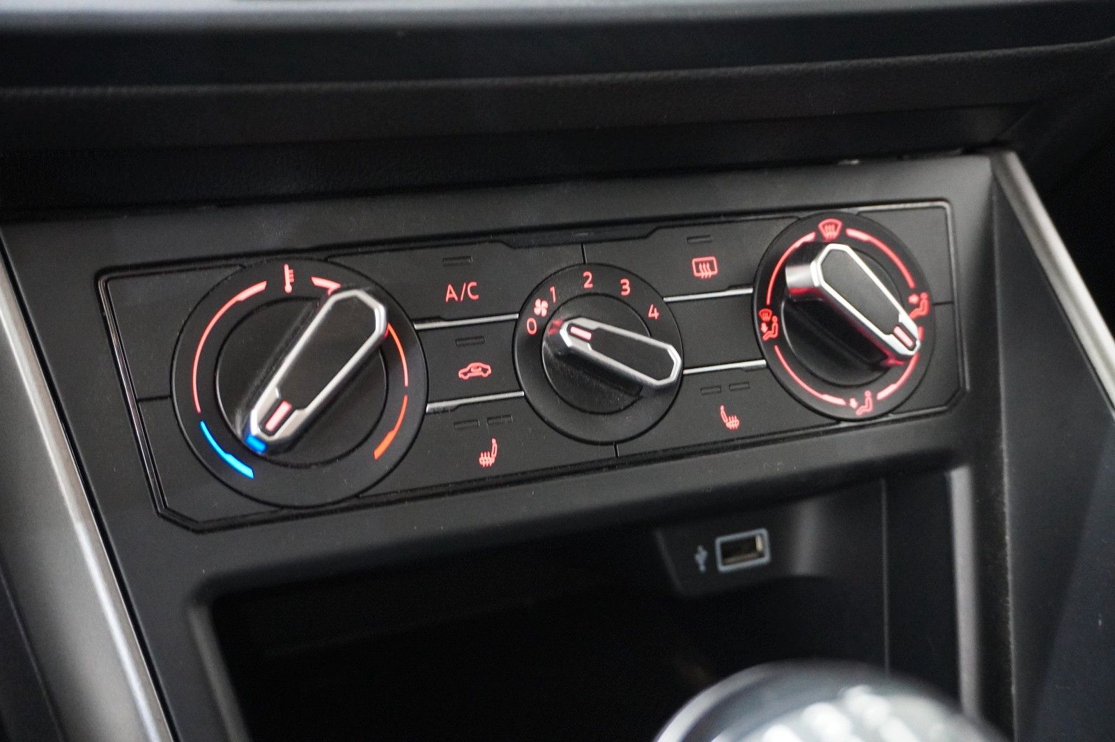 Fahrzeugabbildung Volkswagen Polo VI 1.0 TSI COMFORTLINE LED/KLIMA/SHZ/USB