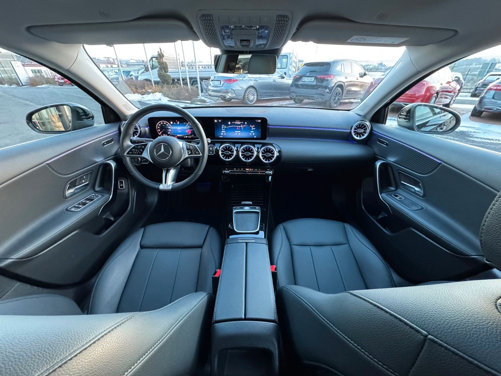 Fahrzeugabbildung Mercedes-Benz A 180 Pano+Ambiente+MBUX+Keyless+Leder+AMG18`