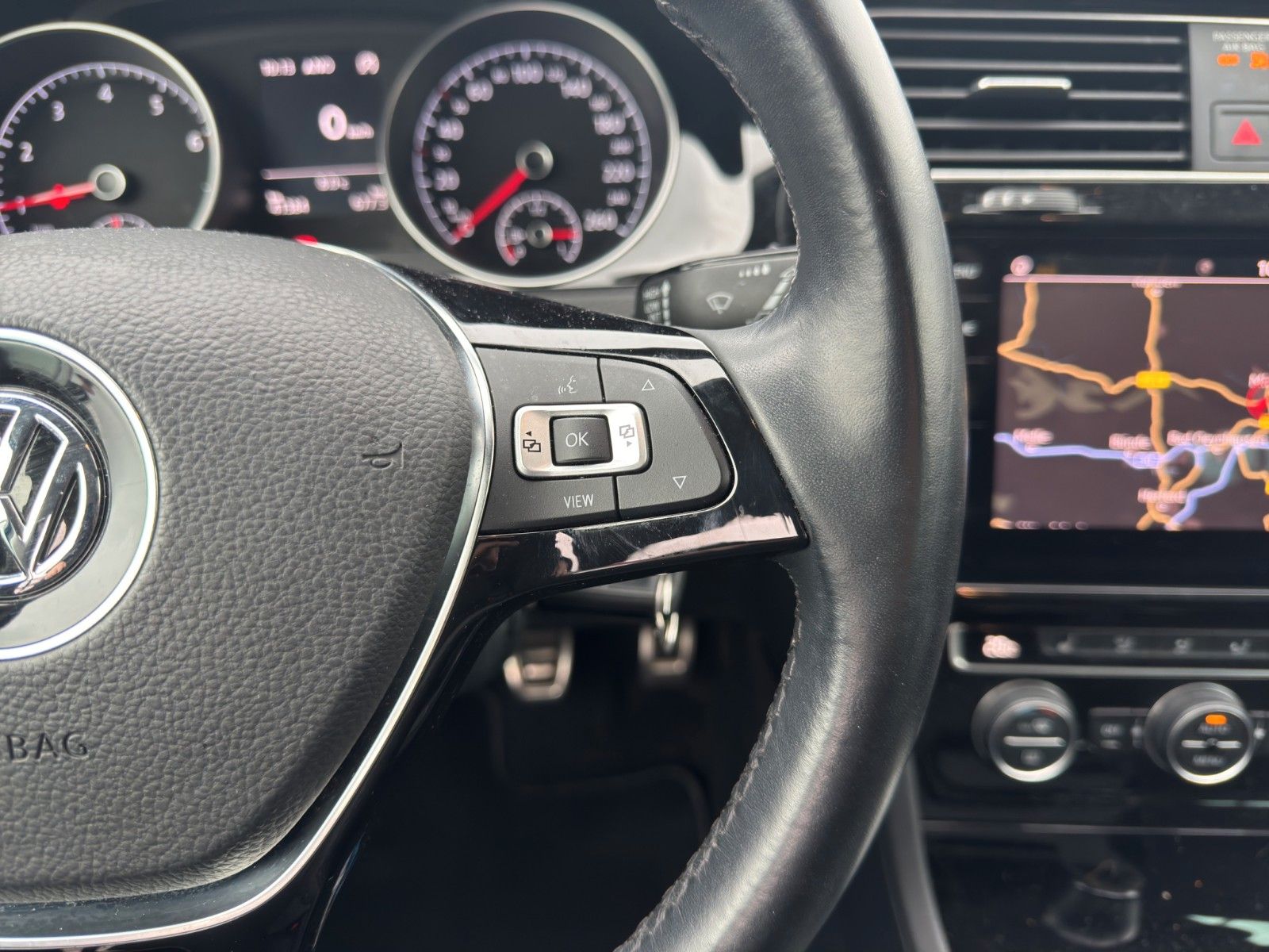 Fahrzeugabbildung Volkswagen GOLF VII 1.0TSI JOIN NAVI APP KAM SHZ MFL DAB