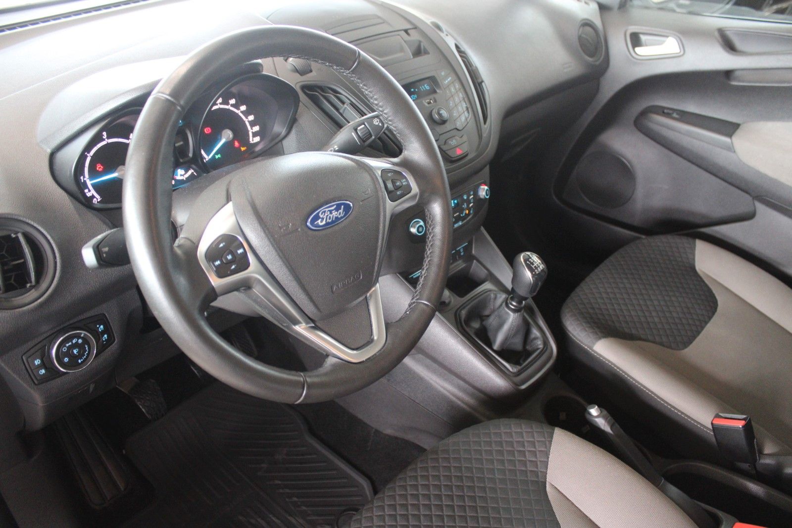 Fahrzeugabbildung Ford Tourneo Courier 1.5 TDCi Trend AHK KLIMA WinterP