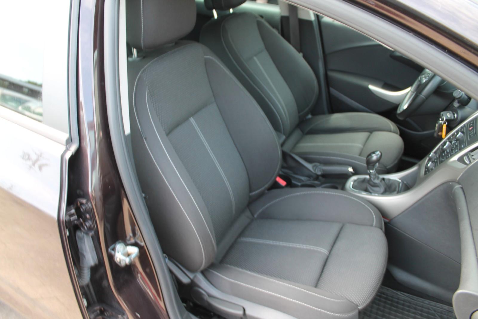 Opel Astra 2011 — photo 18