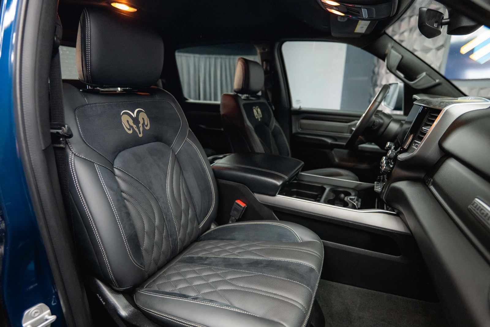 Fahrzeugabbildung Dodge RAM 5.7 V8 HEMI 4x4 OFFROAD Night-Paket *LED*19%