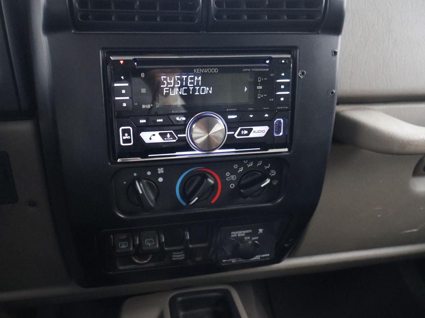 Jeep Wrangler Sahara 4.0i | 177 ch | BVM | Capote souple | Attelage | Pneus BFGoodrich All-Terrain | Bluetooth/DAB