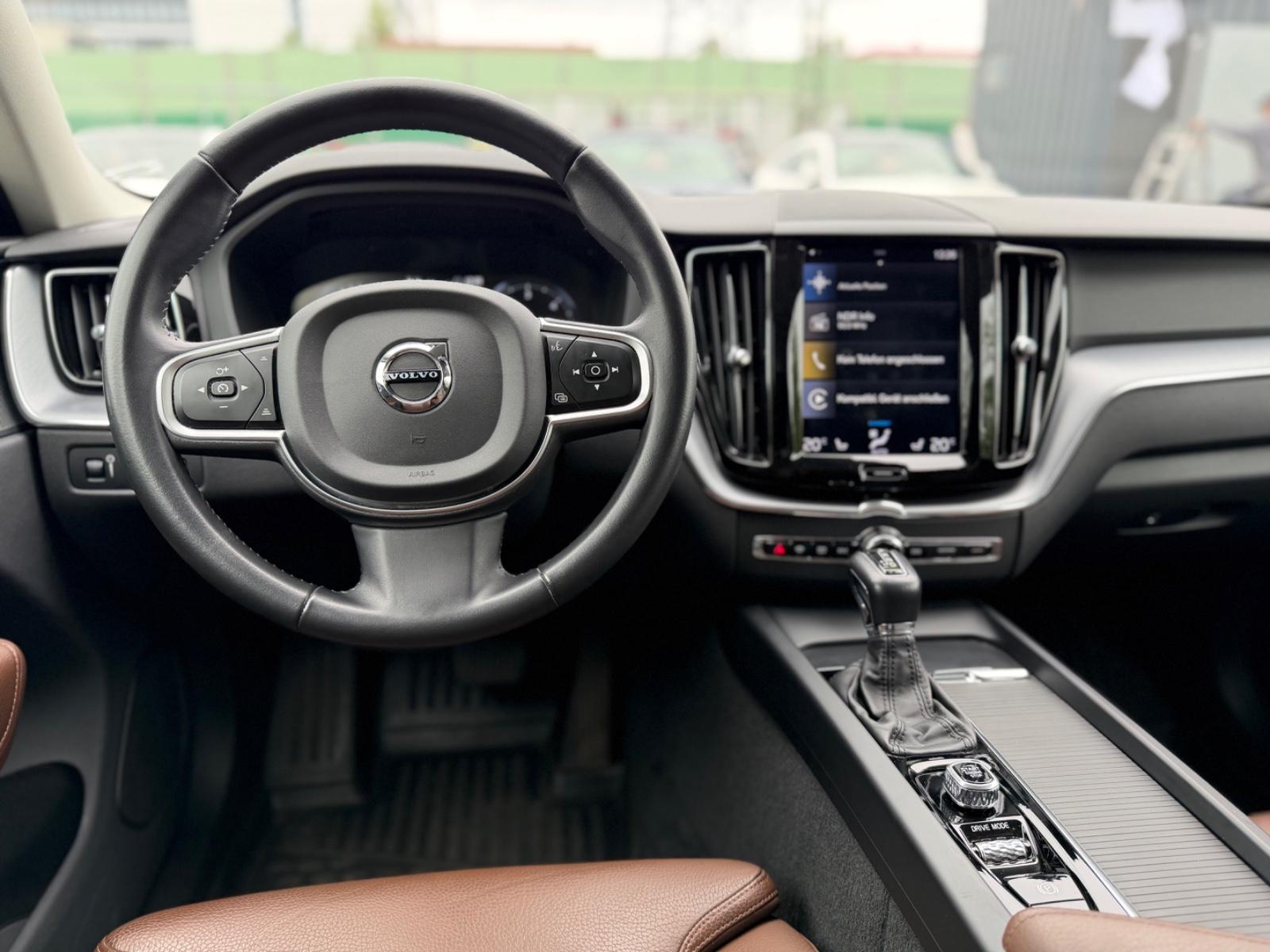 Volvo XC60 Momentum Pro*LEDER*ACC*LED*SENSUS*APPLECAR
