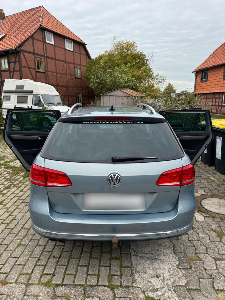 Volkswagen Passat 2011 — салон