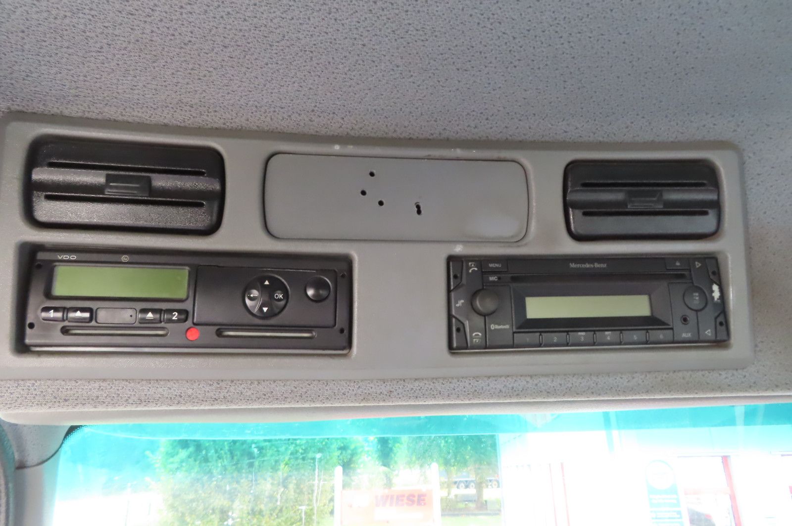 Fahrzeugabbildung Mercedes-Benz Axor  1833 L - Glastransporter Kran Palfinger