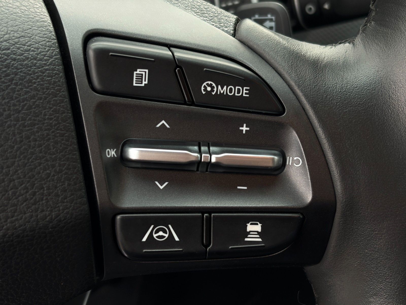 Fahrzeugabbildung Hyundai KONA Select Elektro CarPlay Kamera SHZ LHZ DAB+