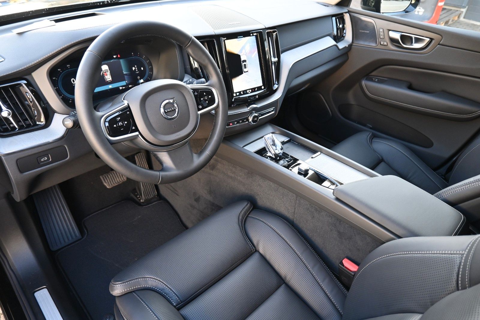 Fahrzeugabbildung Volvo XC60 B5 AWD Ultra Dark*LUFT*360°*ACC*AHK