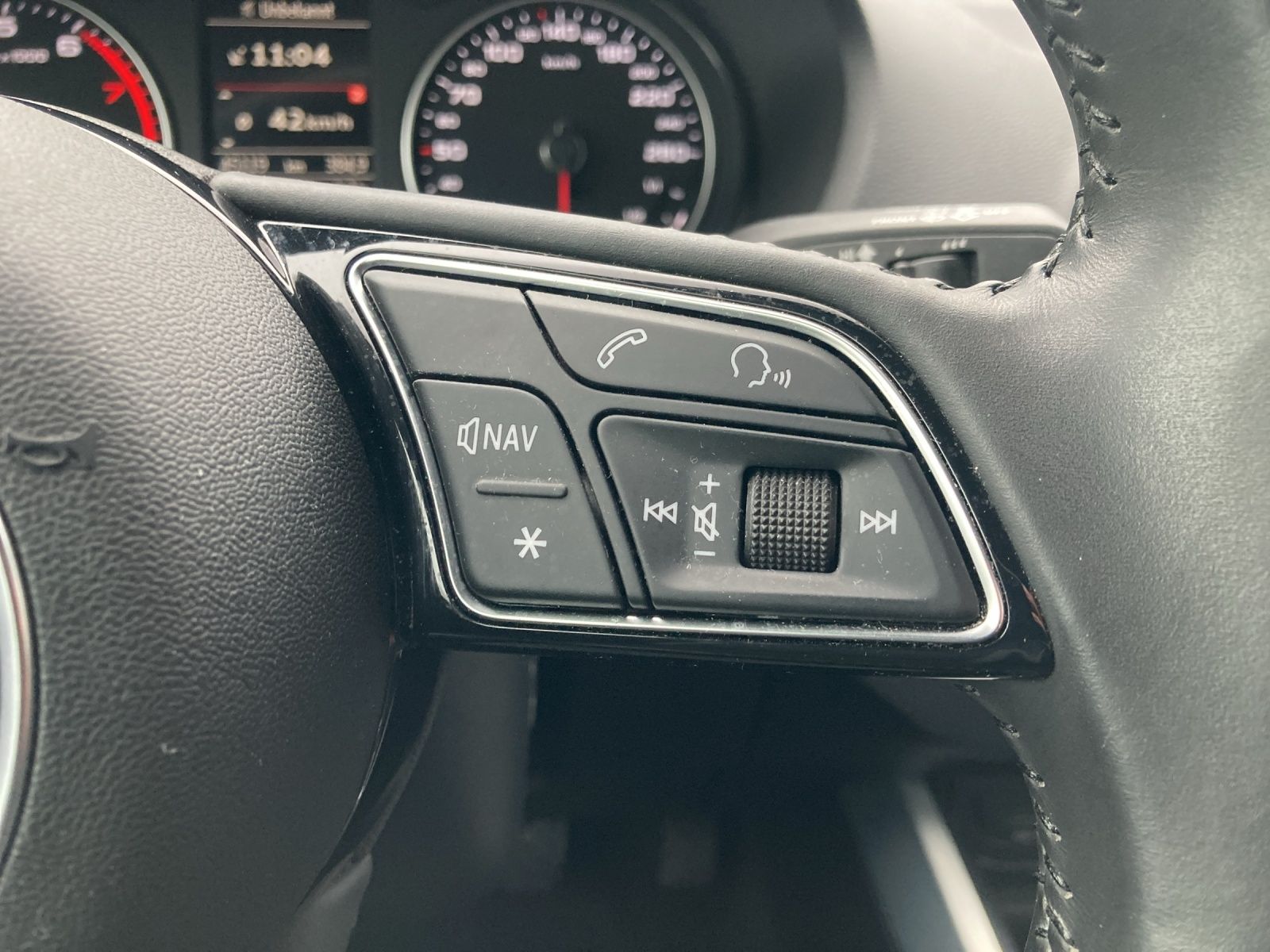 Fahrzeugabbildung Audi Q2 35 TFSI sport LED PDC APP SHZ