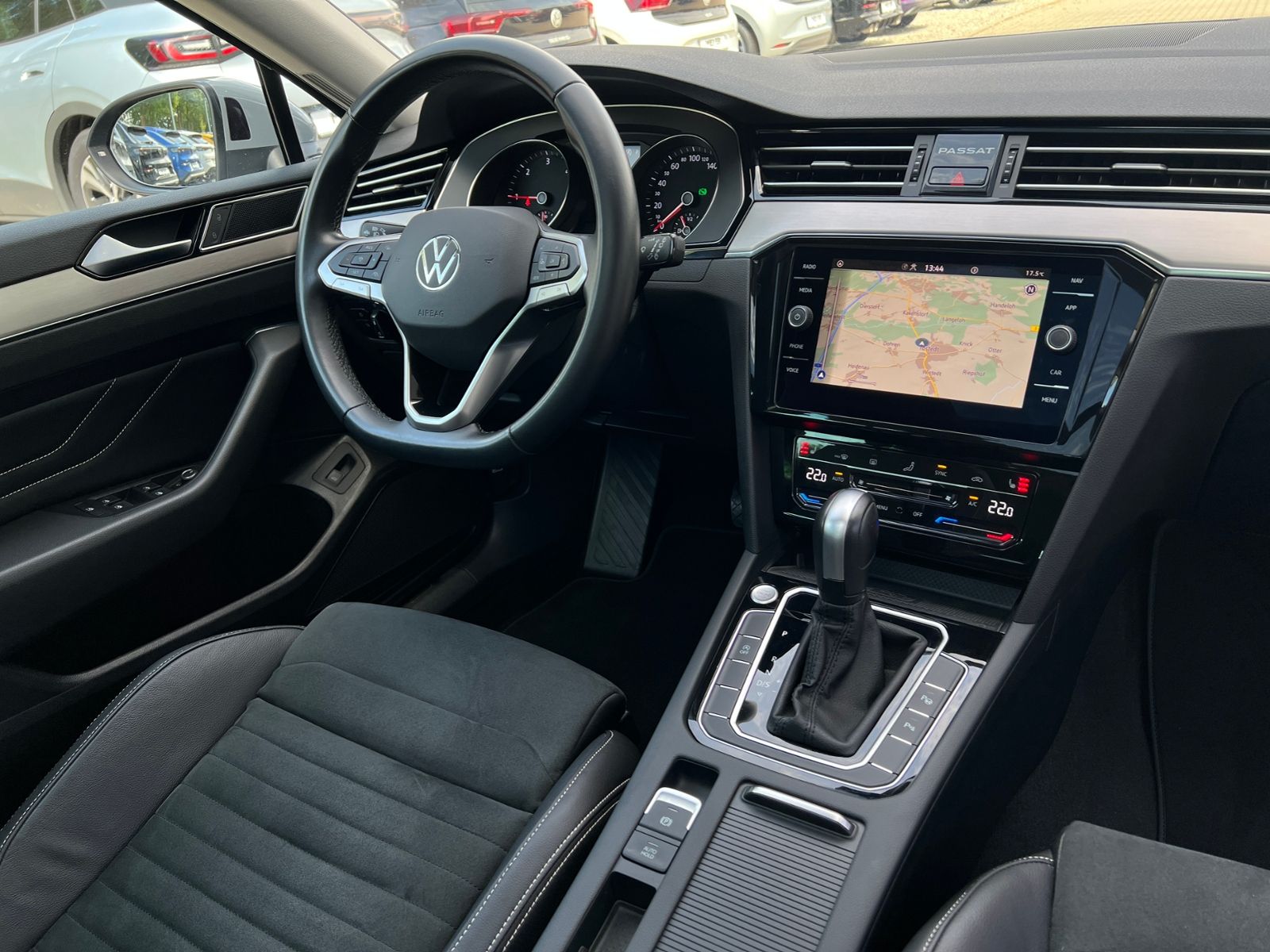 Fahrzeugabbildung Volkswagen Passat Variant Elegance 2.0 TDI DSG *AHK, IQ-Lig