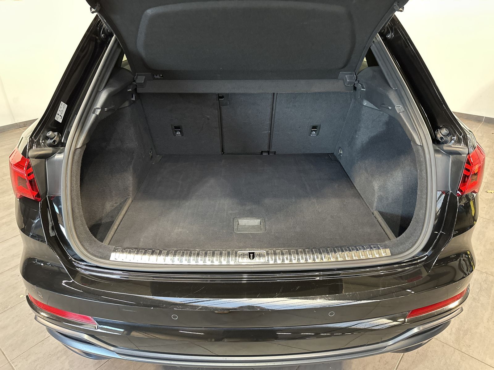 Fahrzeugabbildung Audi Q3 35 TDI S-Line LED+PANO+AHK+STANDHEIZUNG+18ZO