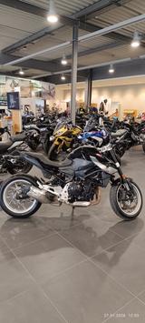 BMW F 900 R mit Tieferlegung Großer KD und neue Reif - BMW R 90