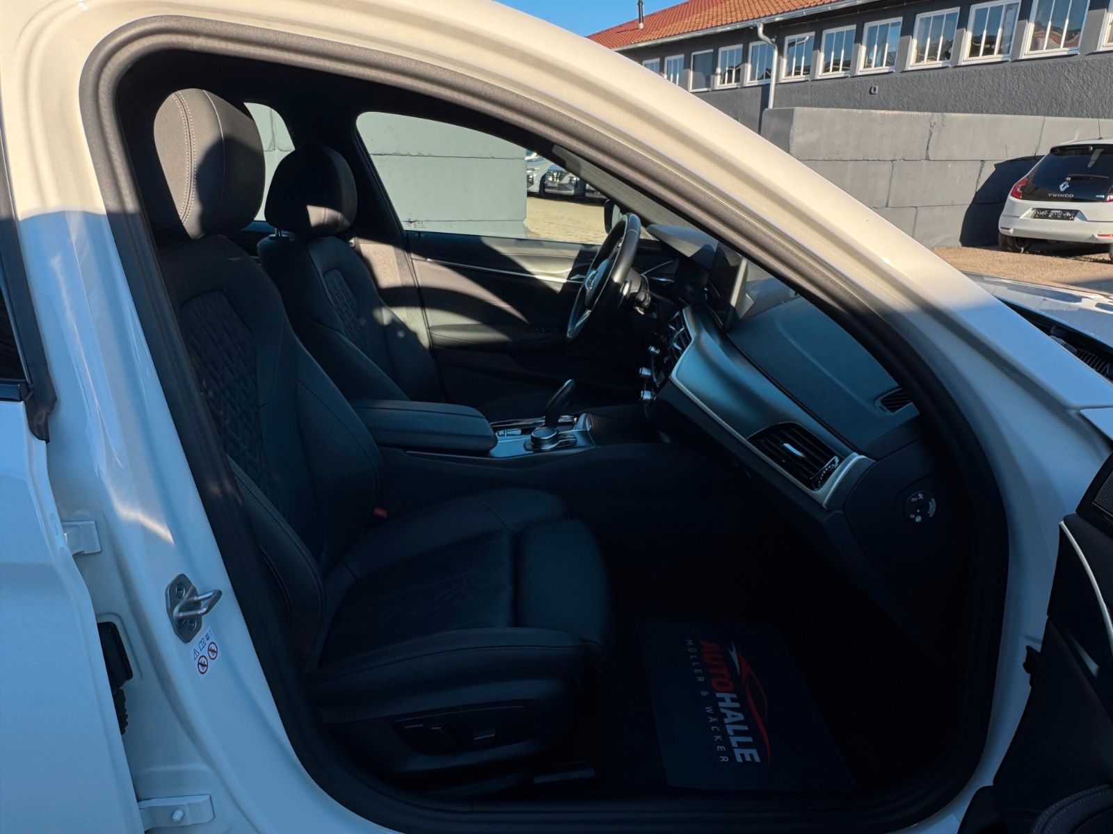 Fahrzeugabbildung BMW 530d Touring M Sport Shad HuD H&K LHZ SHZ Leder