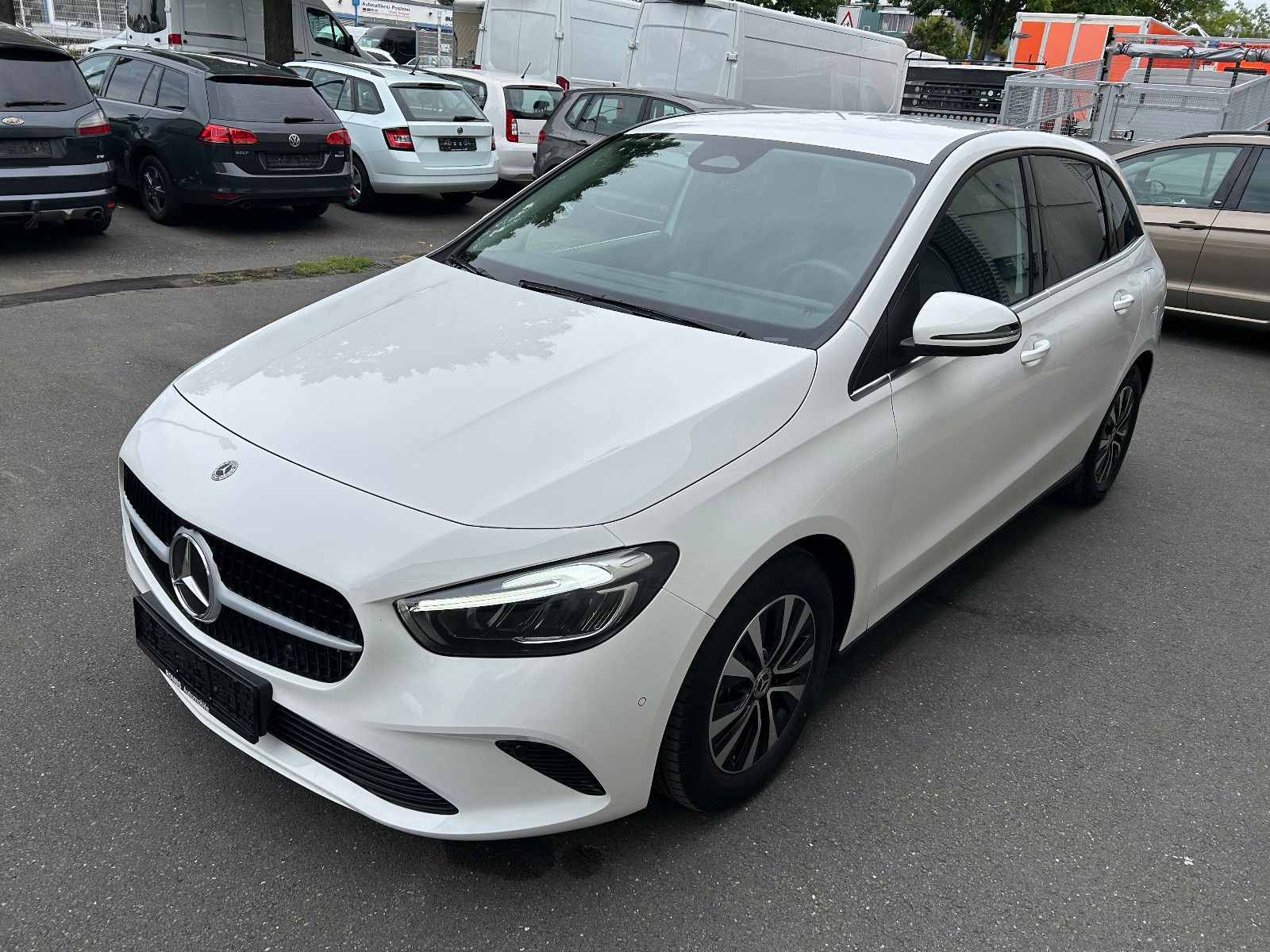 MERCEDES-BENZ B 180 Autom*LED*NAVI*AHK*CAM*CarPlay*1.HAND*