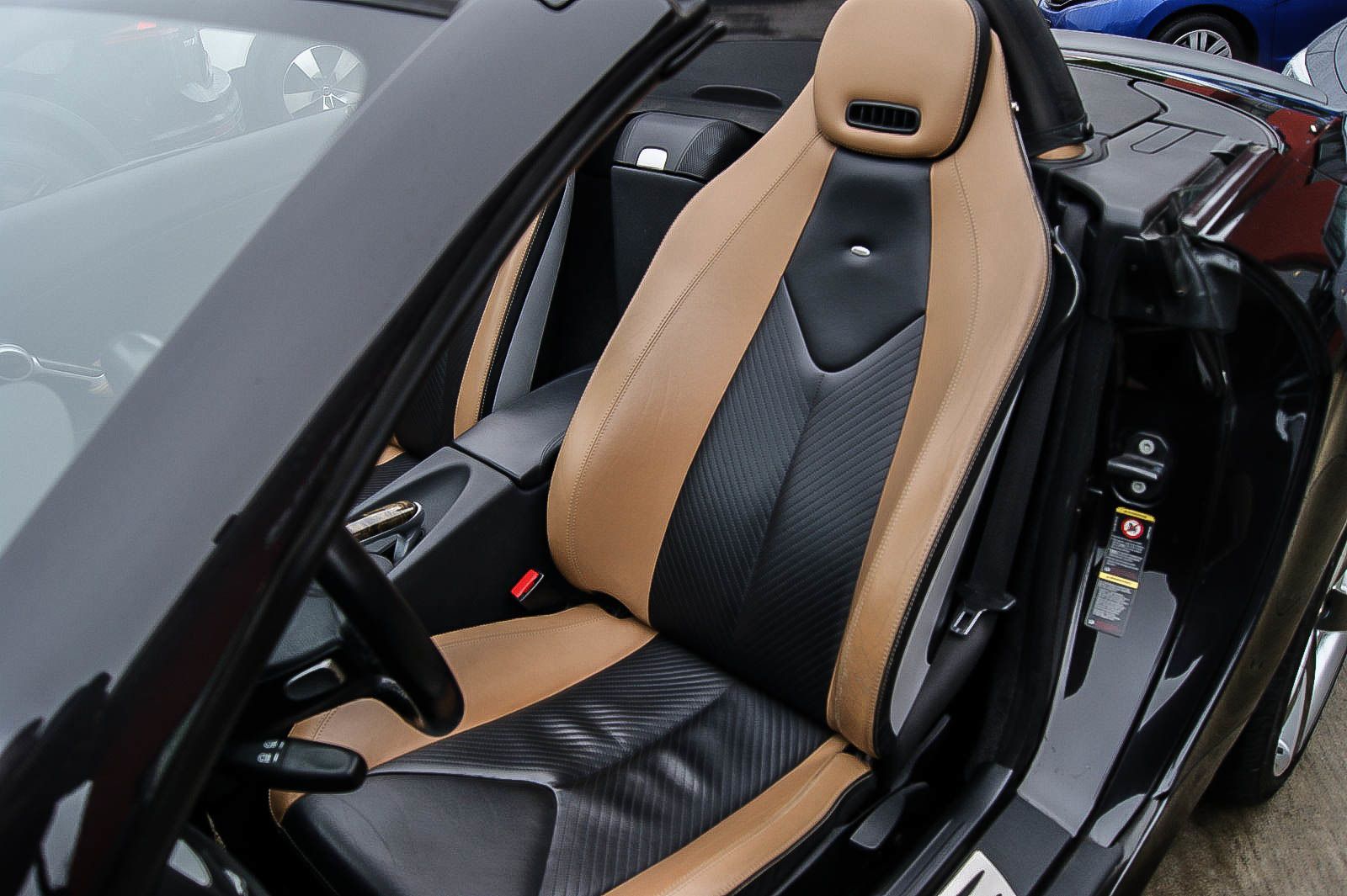 Fahrzeugabbildung Mercedes-Benz SLK 200 K Aut. DESIGNO LEDER XENON NAVI AIRSCARF