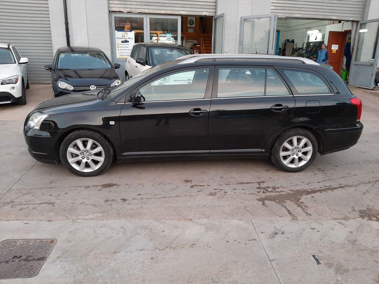 Toyota Avensis 2004 — rear view