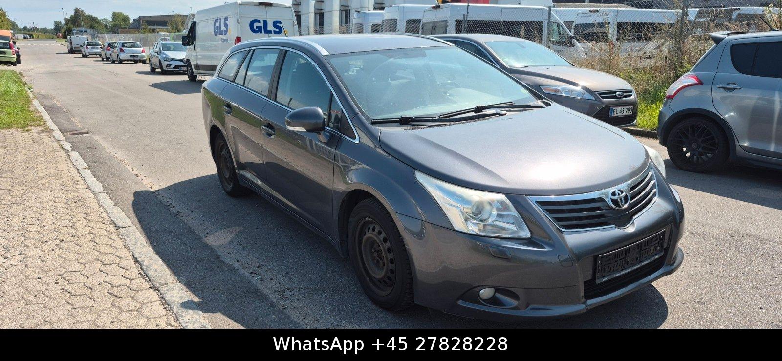 Toyota Avensis 2011 — салон