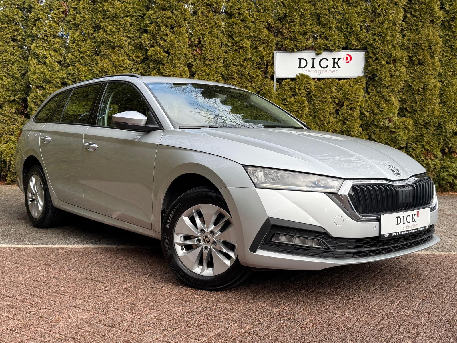 Fahrzeugabbildung SKODA Octavia 2.0 TDI Ambition LED+SHZ+AHK+CARPLAY+DAB