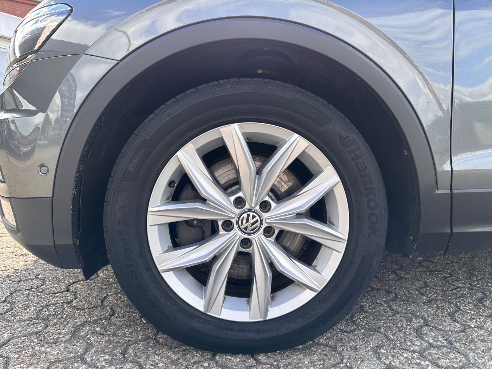 Fahrzeugabbildung Volkswagen Tiguan 2.0 TDI 4M Highline DSG AHK/HUD/Navi/LED