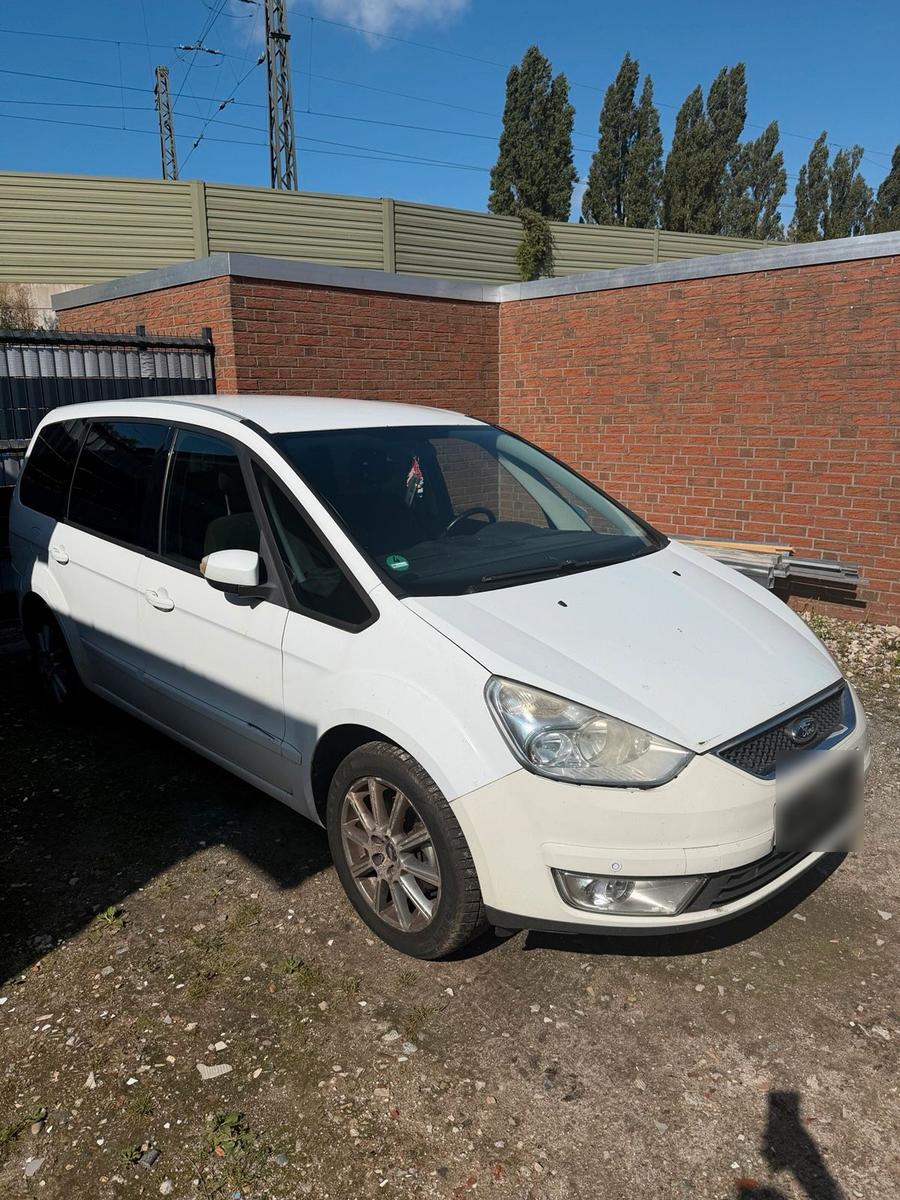 Ford Galaxy 2009 — rear view