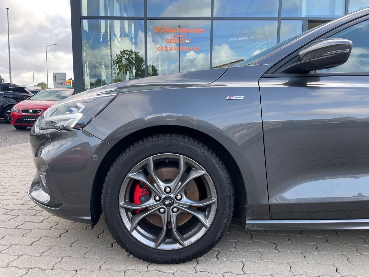 Fahrzeugabbildung Ford Focus ST-Line Kamera LED Abstandstemp Navi