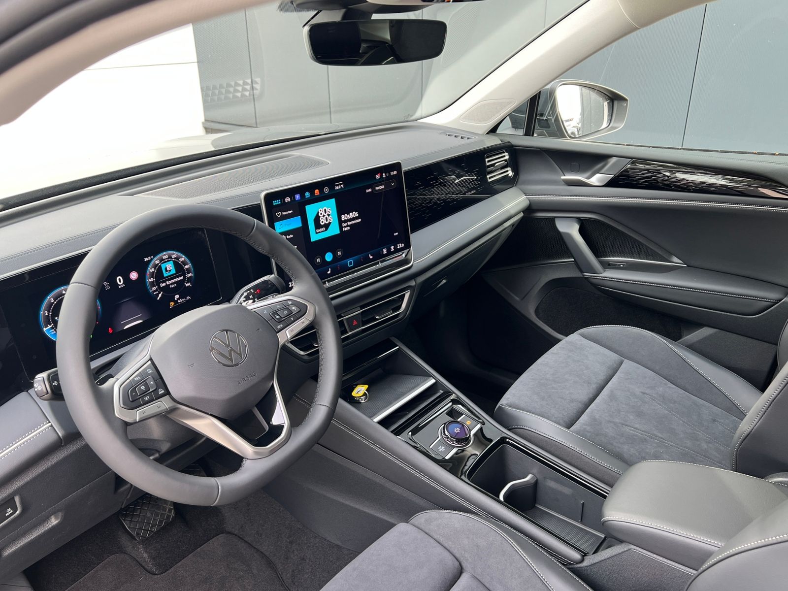 Fahrzeugabbildung Volkswagen Tiguan Elegance 1.5 eTSI DSG *AHK, IQ.Light, 18'