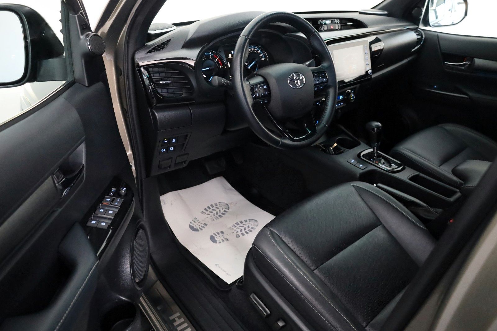 Fahrzeugabbildung Toyota Hilux 2.8 D-4D Invincible, Rollbügel, Rollo, AHK