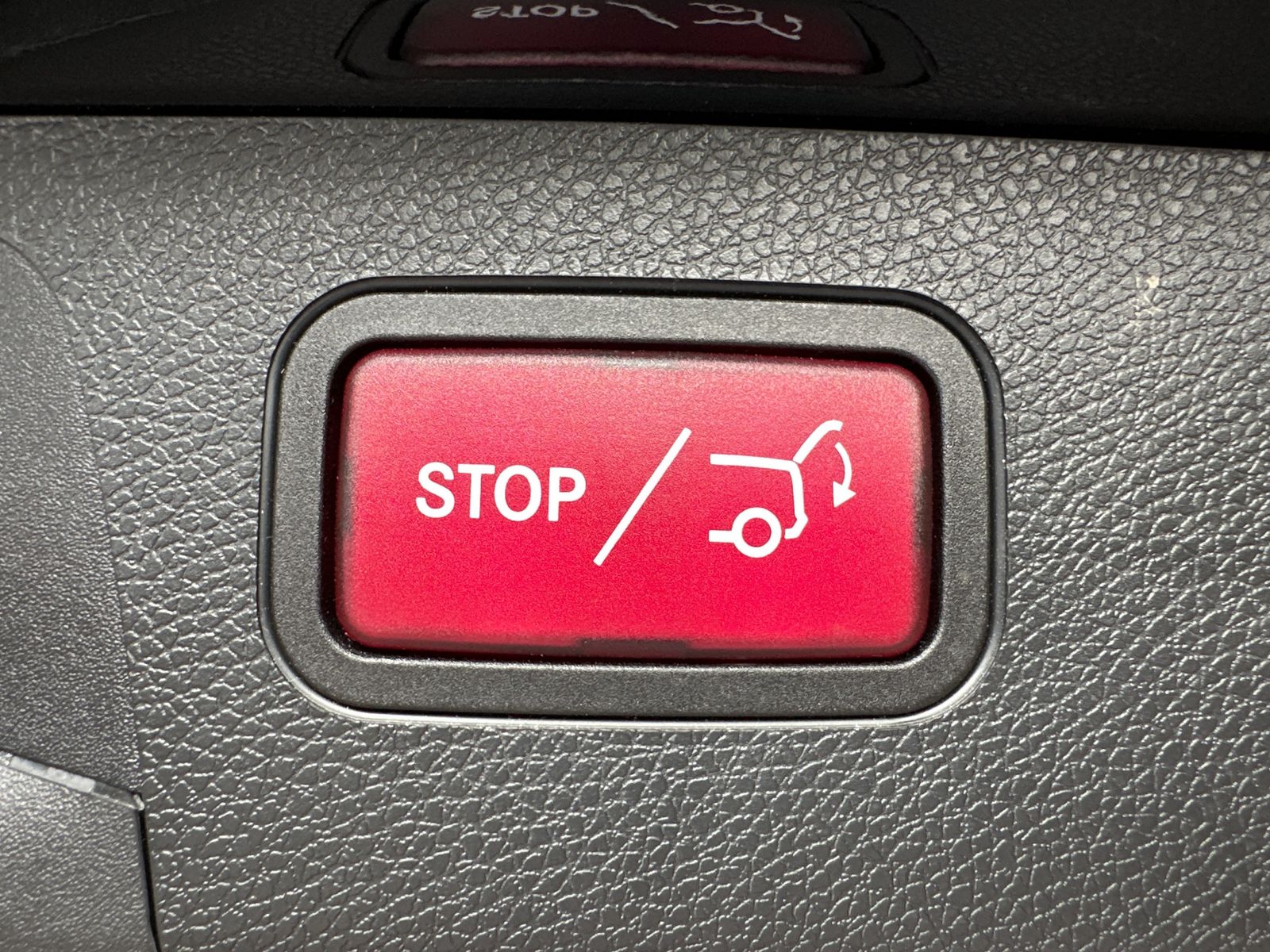 Fahrzeugabbildung Mercedes-Benz E 300e T Avantgarde NAV+LED+PANO+WIDESCREEN+KAM