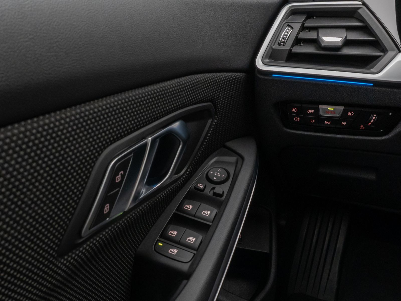 Fahrzeugabbildung BMW 330e ACC Alarm DAB CockpitPr HiFi PDC WLAN Sport