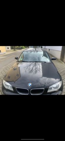 BMW 118D Saphir-schwarz Met.