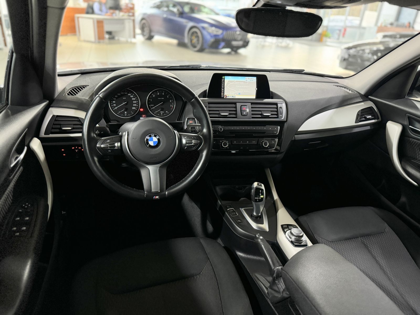 Fahrzeugabbildung BMW 120i Advantage SitzhzgPDC AHK Navi Tempomat