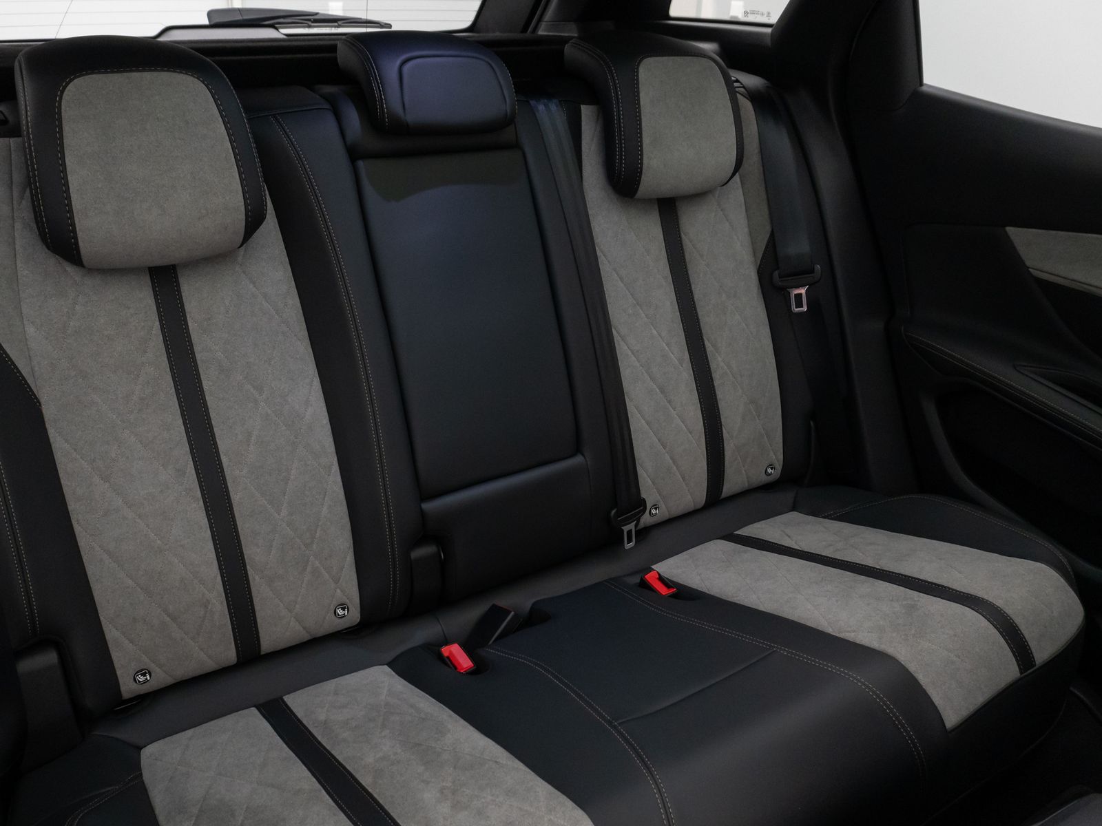 Fahrzeugabbildung Peugeot 3008 Hybrid4 300 GT Panorama 360° Massage AHK