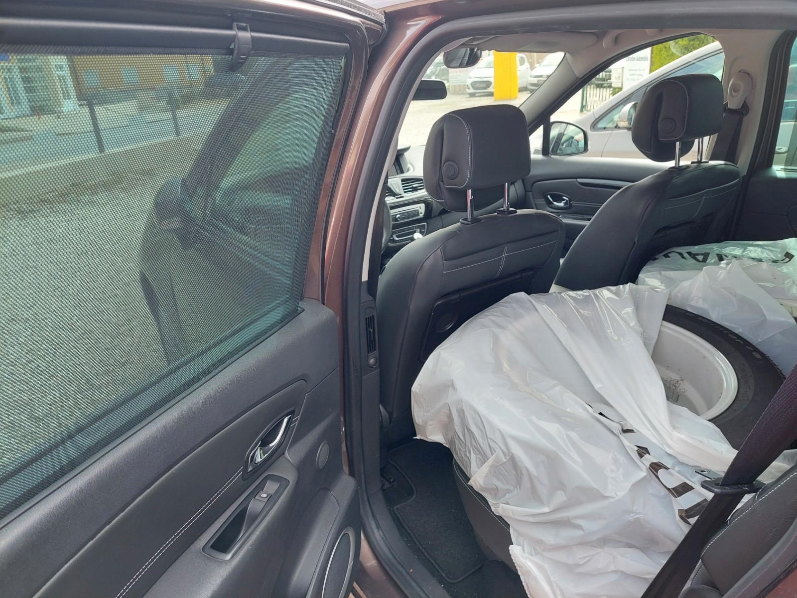Renault Scenic 2012 — photo 16