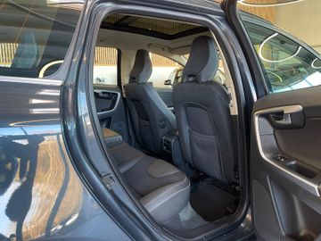 Volvo XC60 Momentum AWD *BI-XENON*PANO*NAVI*PDC*AHK*