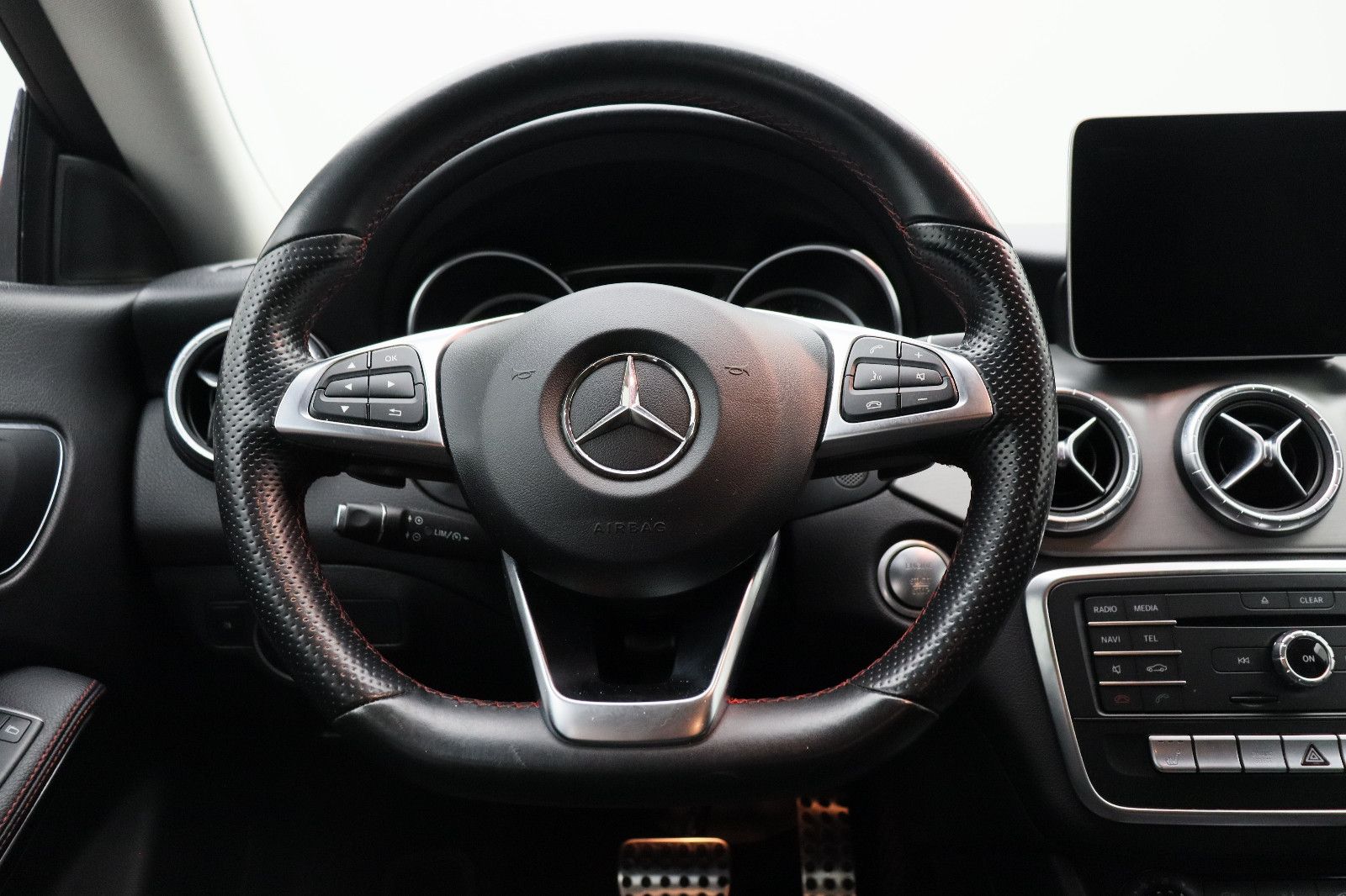 Fahrzeugabbildung Mercedes-Benz CLA 180 AMG-Line LED