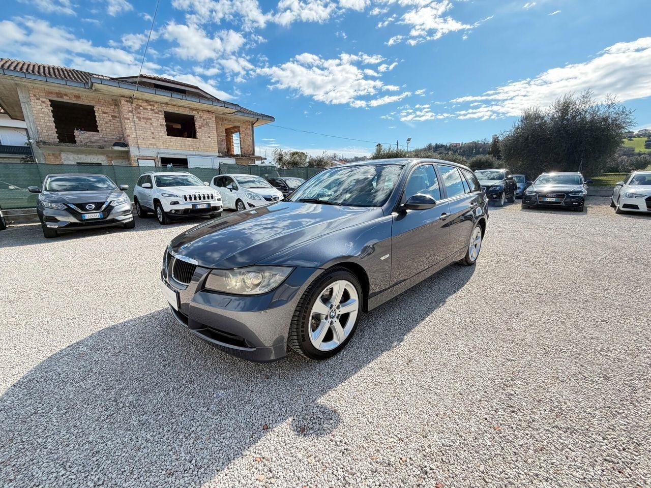 BMW 320 2006 — салон