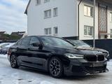 BMW M550i XDRIVE/LCI/M-PERFORMANCE/MASAGE/H&K/HEADUP - gebrauchte BMW M550 aus dem Jahr 2022