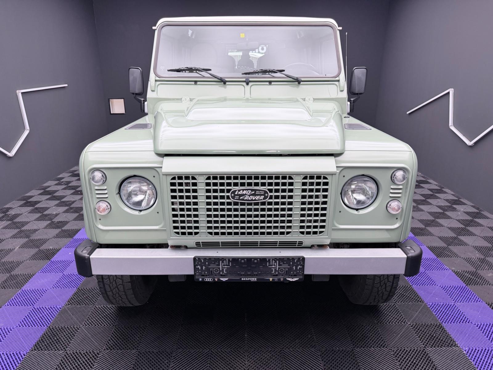 Land Rover Defender 90 Heritage Station Wagon