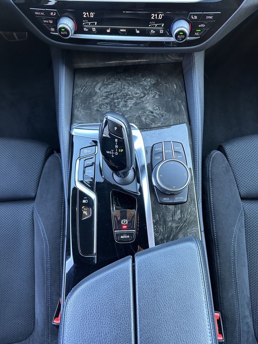 Fahrzeugabbildung BMW 530e Touring xDrive M-Sport NAV+LED+AHK+ACC+H&K