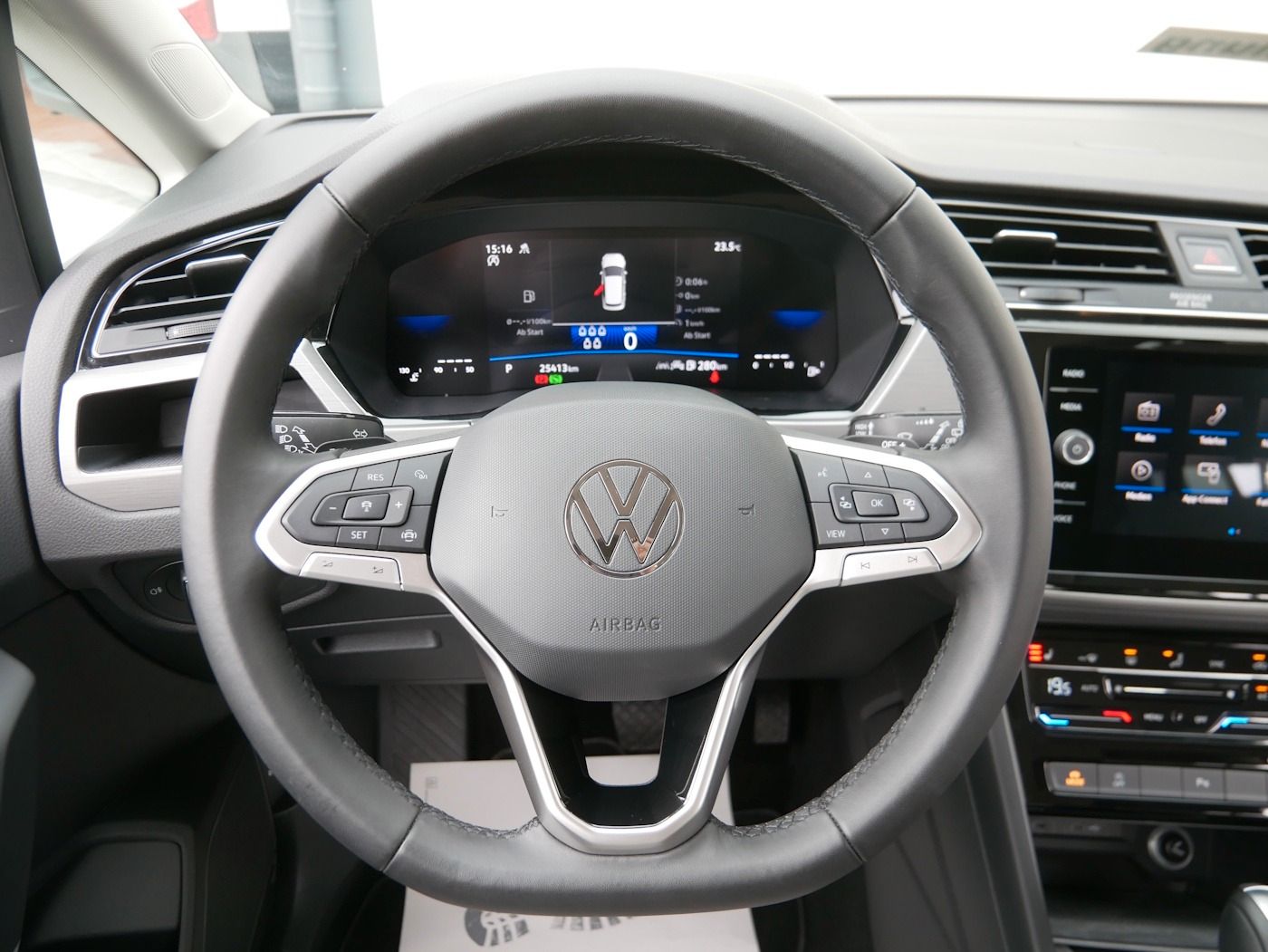 Fahrzeugabbildung Volkswagen Touran 1.5 Comfortline NEU49T 7-Sitzer AHK Kamer