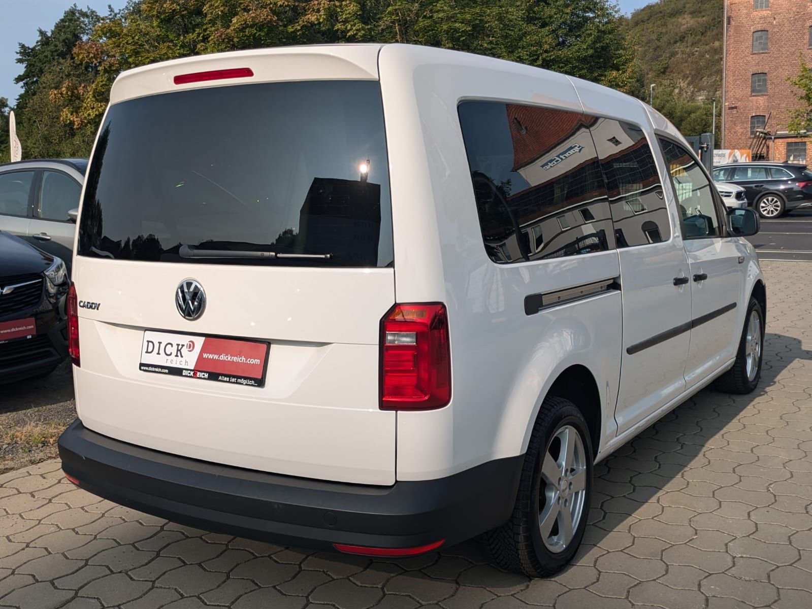 Fahrzeugabbildung Volkswagen Caddy Maxi 2.0 TDI DSG 7-Sit./KLIMA/NAVI/TEMP