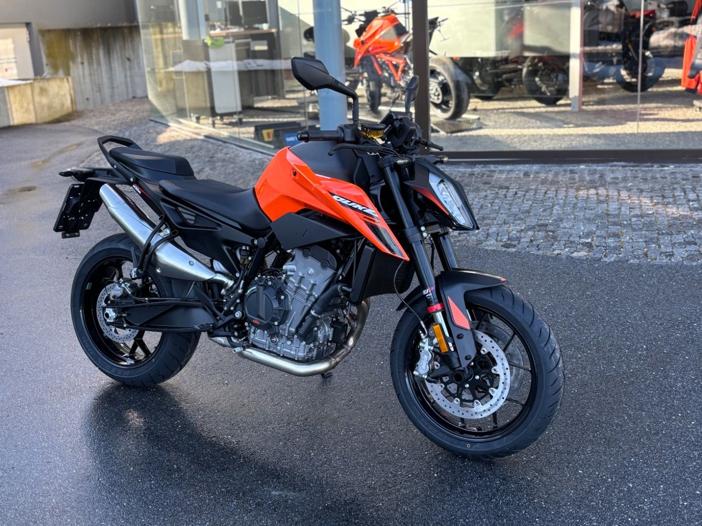 Fahrzeugabbildung KTM 790 Duke Modell 2026 mitTech Pack auch in Schwar
