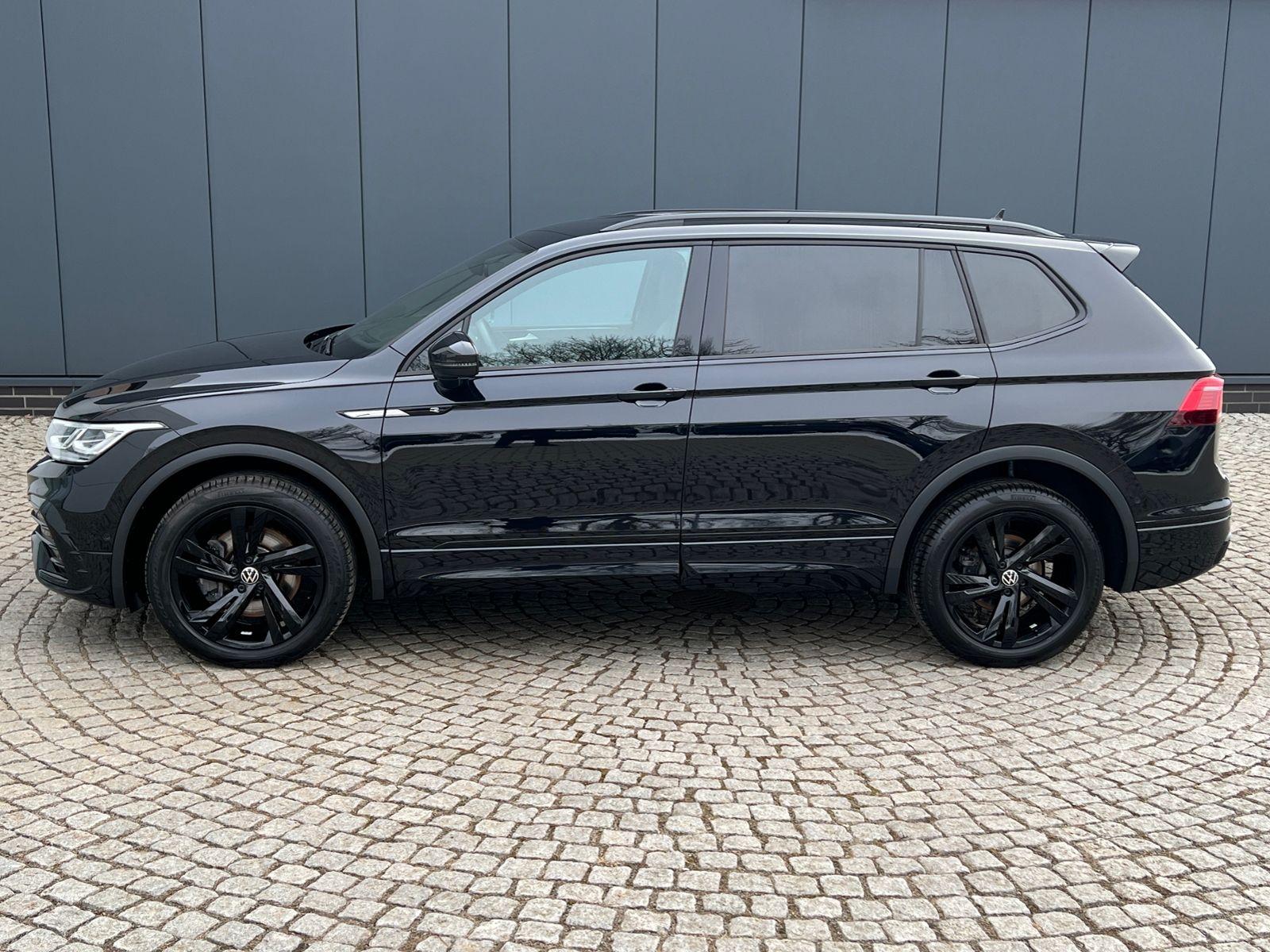 Fahrzeugabbildung Volkswagen Tiguan Allspace R-Line 2.0 TDI DSG 4MOTION *AHK,