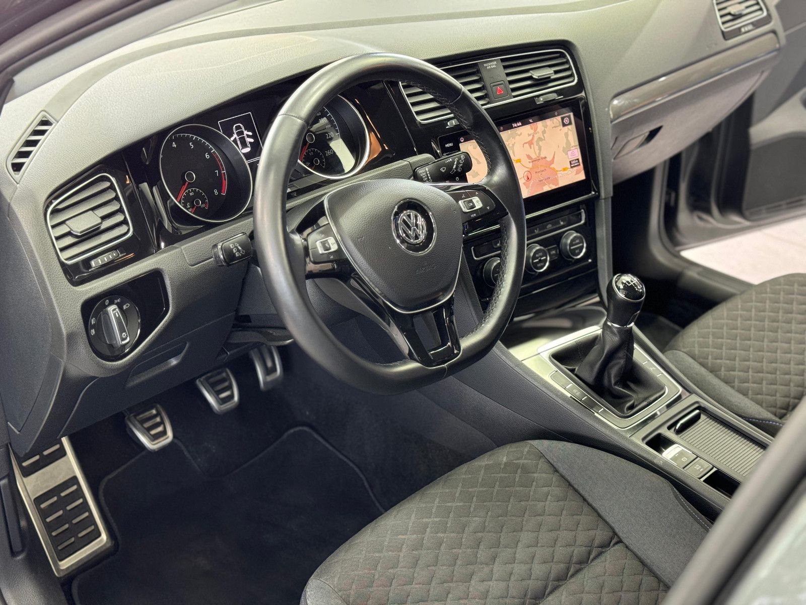 Fahrzeugabbildung Volkswagen Golf VII Lim. Join *NAVI*PDC*STANDHEIZUNG*