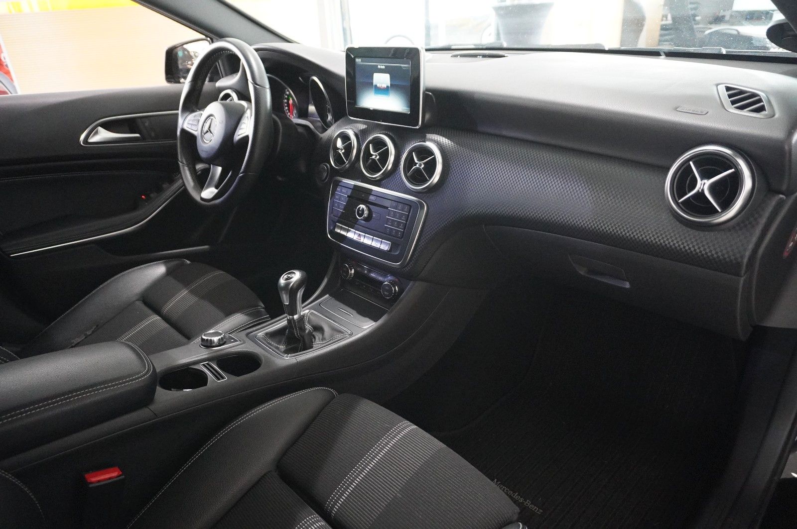 Fahrzeugabbildung Mercedes-Benz A 180D CDI URBAN NAVI/SHZ/PDC/TEMP./SPORT/USB